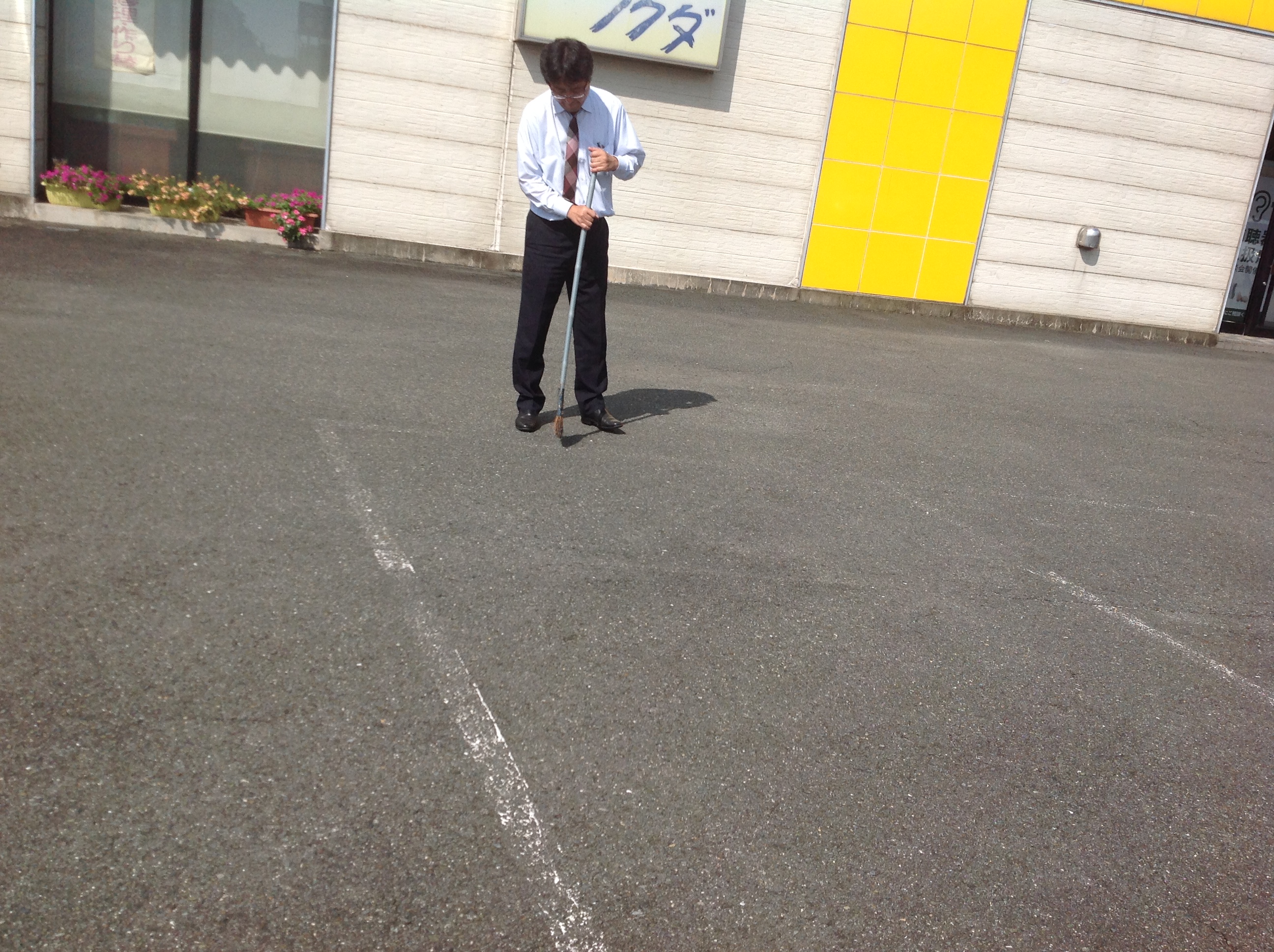トム･フクダ阿知須本店の駐車場のライン引き